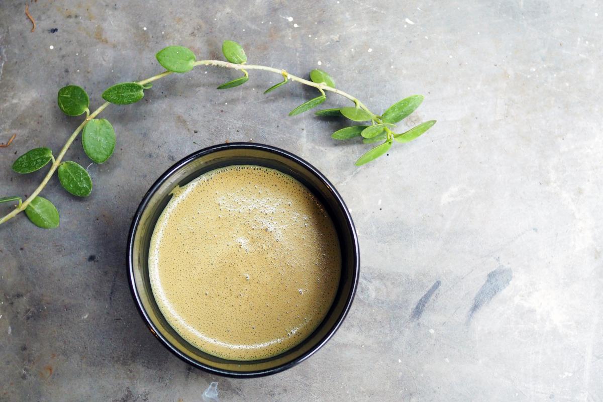 Té hojicha caliente.