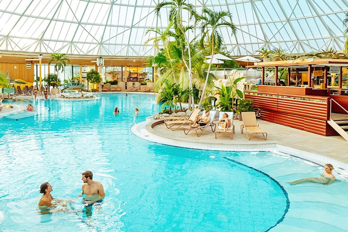 Vista de una de las piscinas del balneario germano Therme Erding.