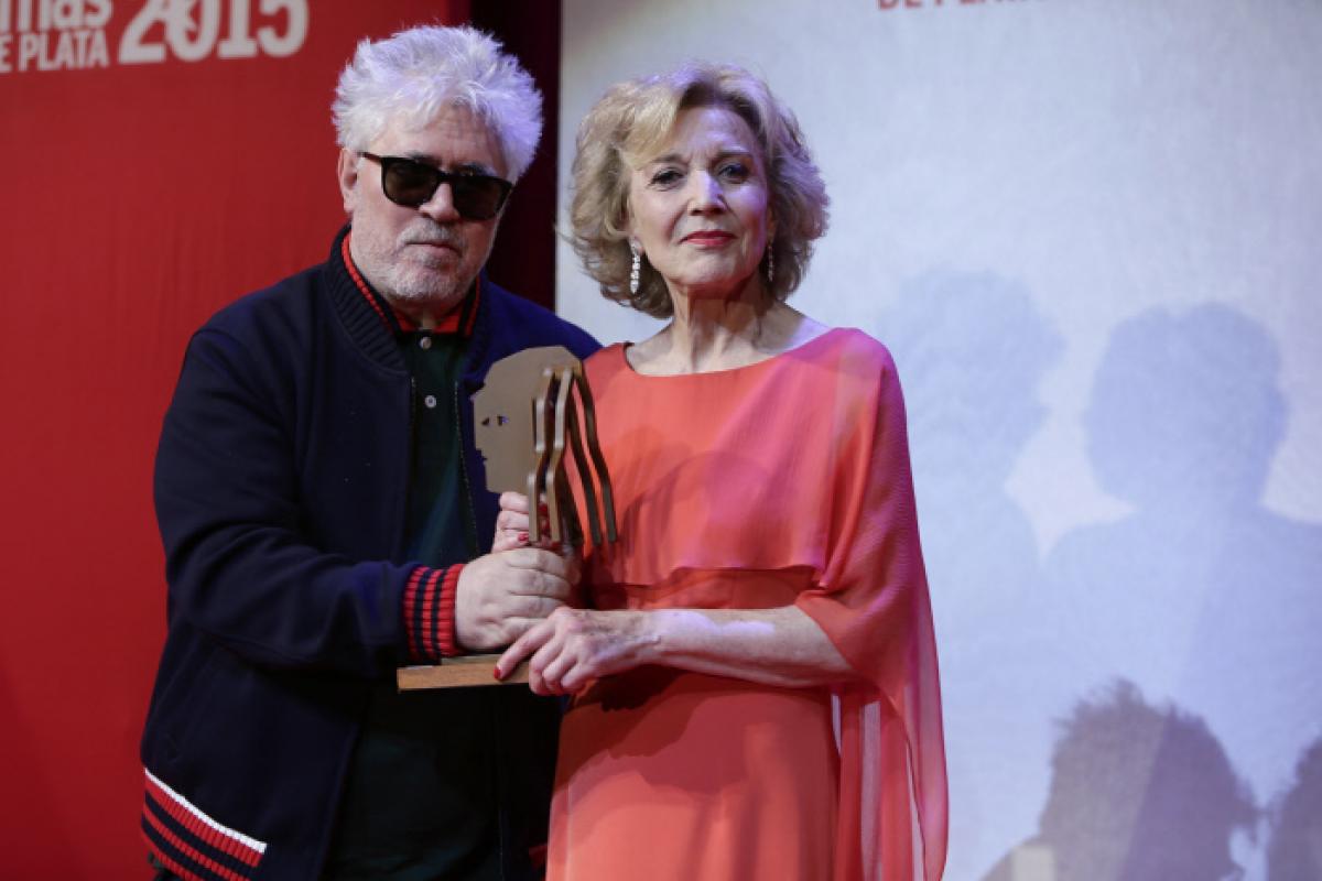 El director Pedro Almodóvar y la actriz Marisa Paredes durante los premios Fotogramas de Plata 2015 en Madrid.
