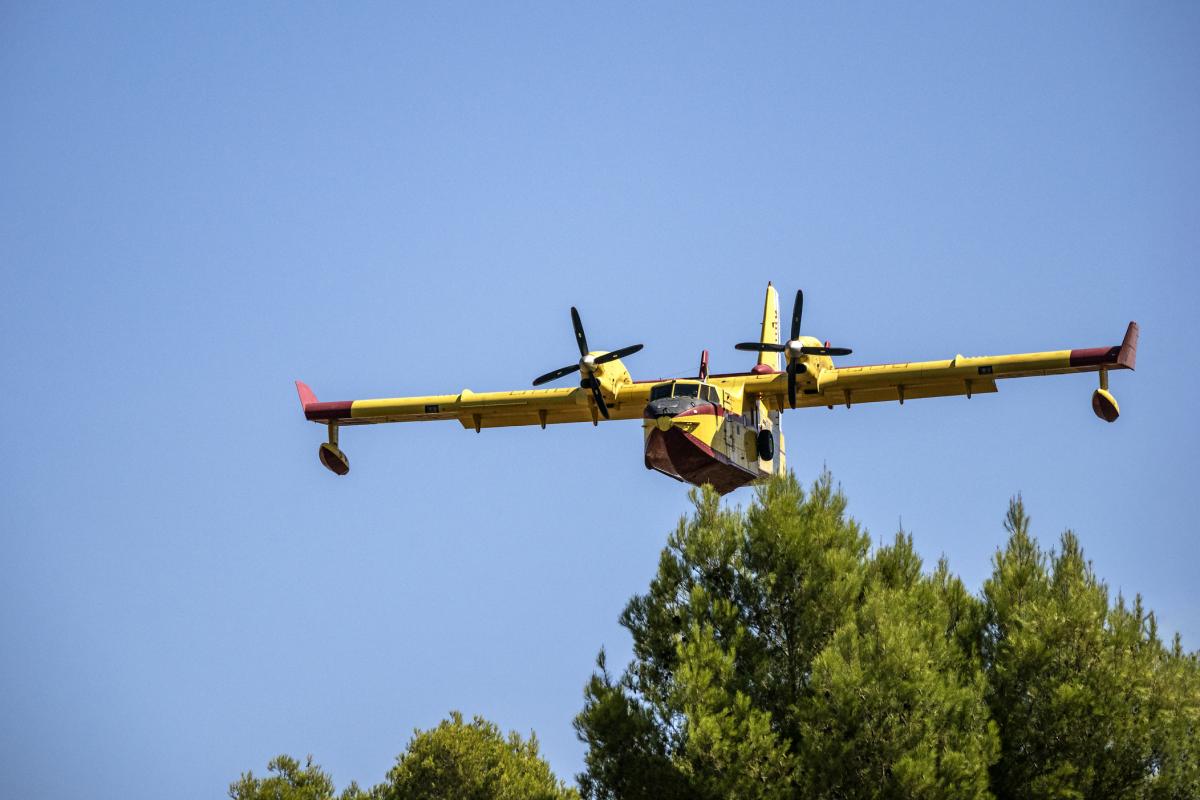 Imagen de archivo de un avión de extinción de incendios Canadair CL-215, actuando en el Vall d'Ebo, Alicante.