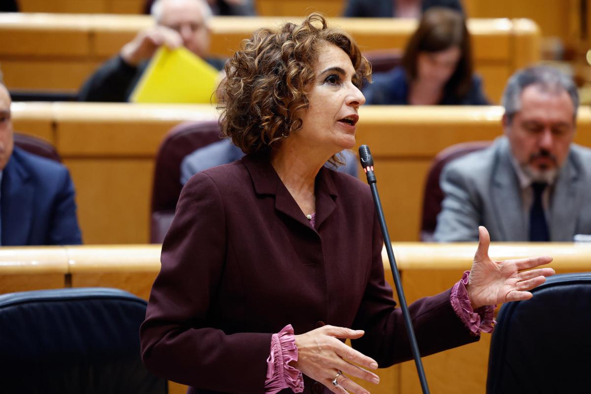 La vicepresidenta primera del Gobierno, María Jesús Montero, interviene durante la sesión de control al Gobierno en el Senado.