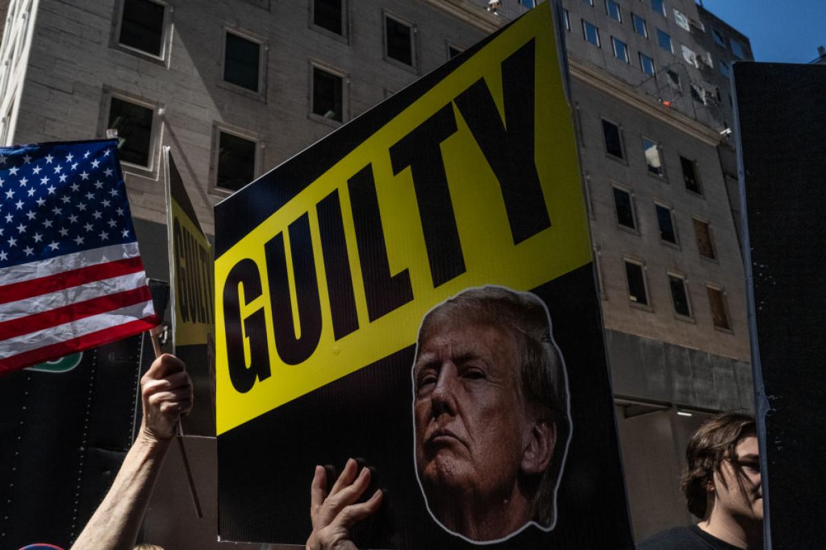 Un grupo de manifestantes celebran en Nueva York la sentencia contra Trump por el Caso Stormy Daniels.