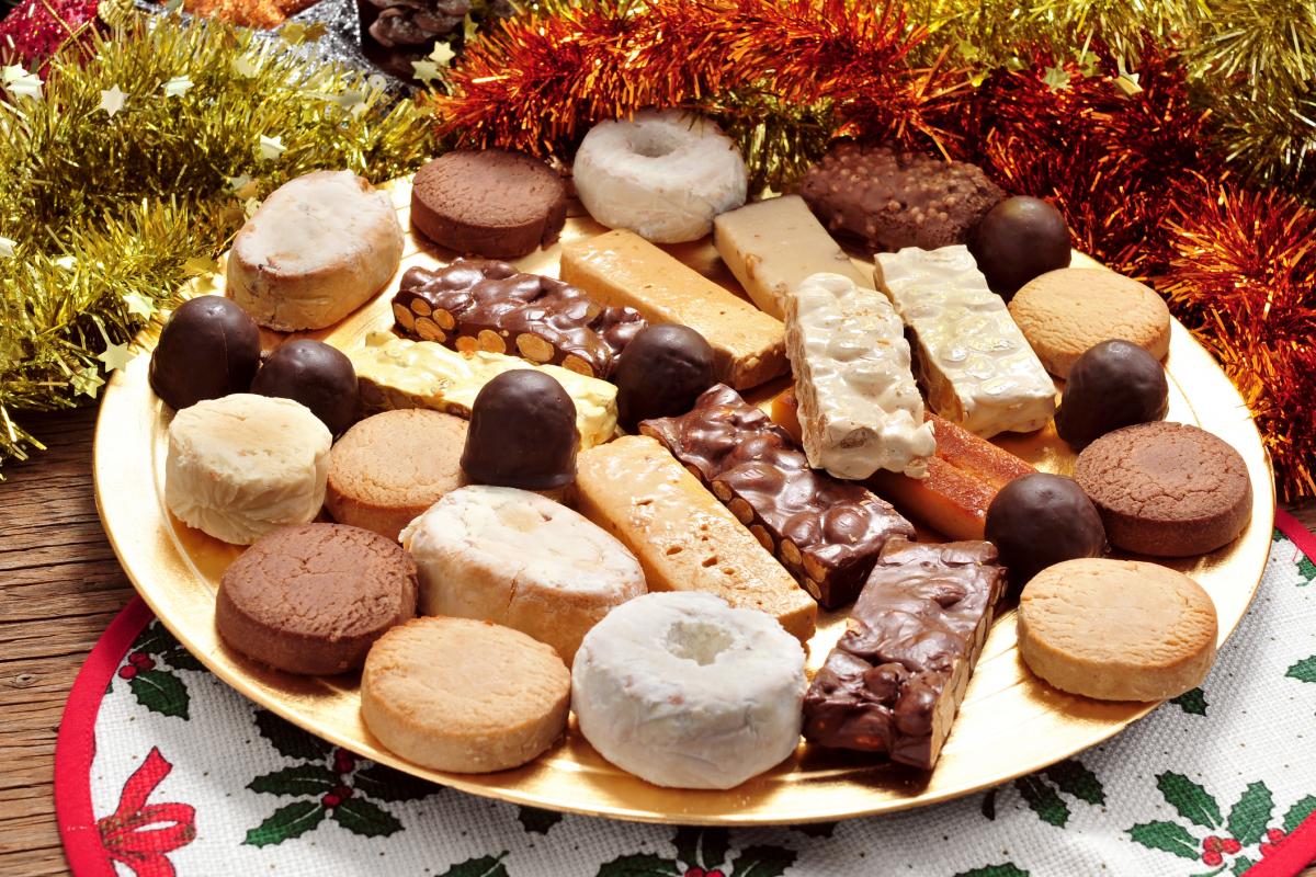 Una bandeja de dulces navideños.