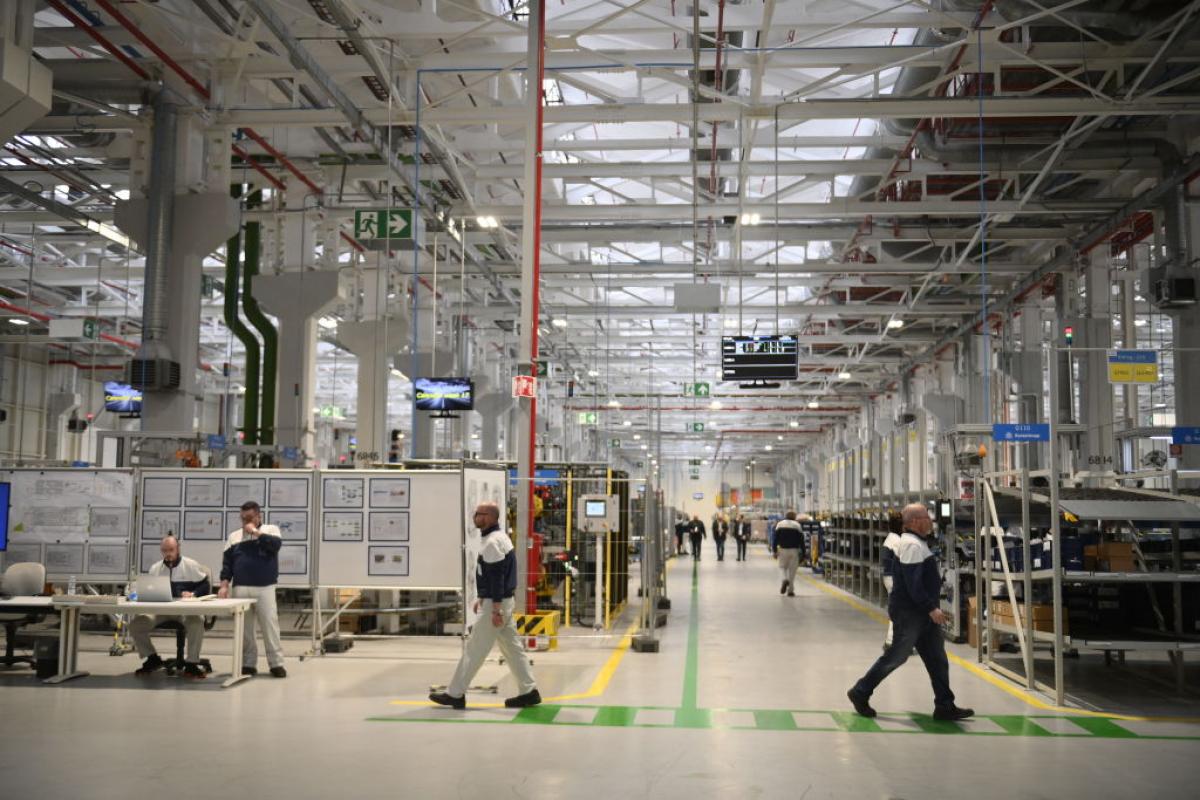 Vista de la nueva planta de ensamblaje de vehículos híbridos y PHEV eDCT de Stellantis Group el 10 de abril de 2024 en Turín, Italia.