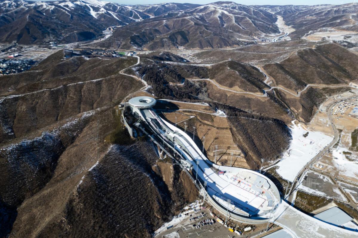 Vista de la pista de salto de esquí construida en 2022 en la ciudad china de Zhangjiakou.