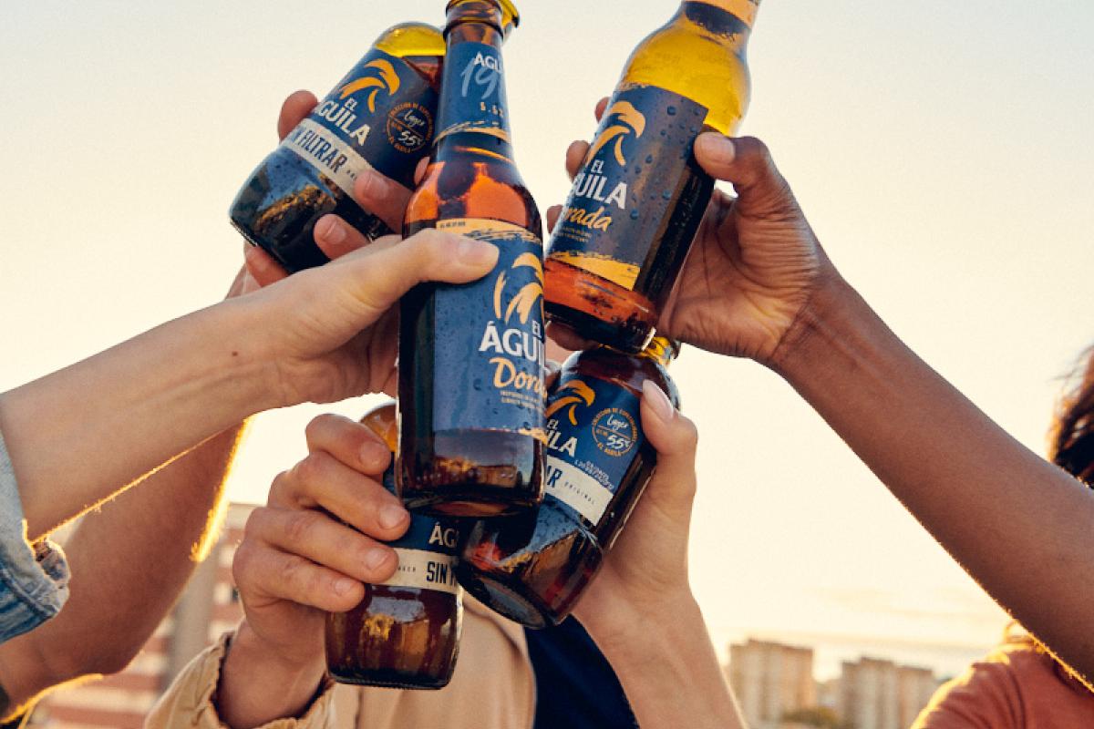 Brindis con cerveza El Águila.