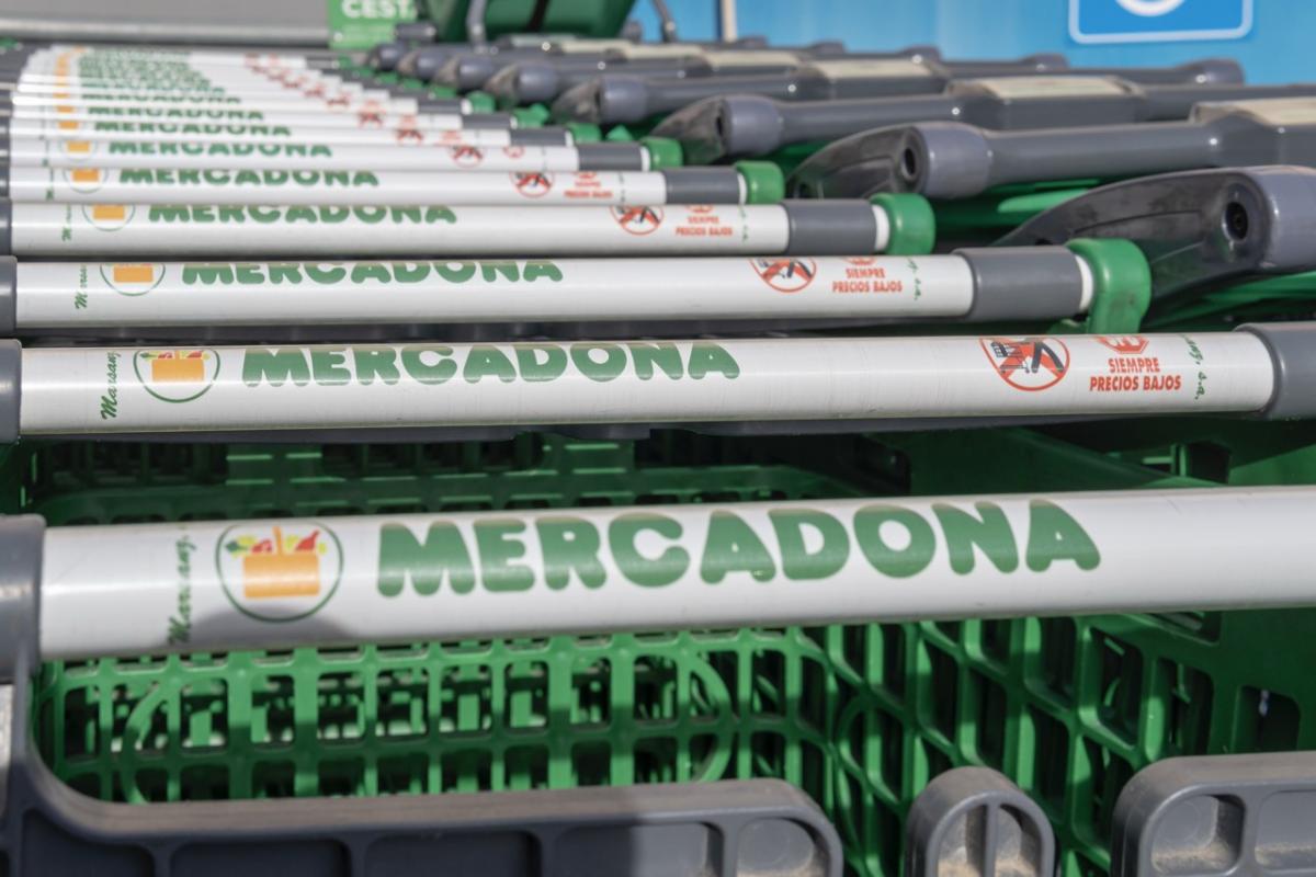 Carros de la compra de Mercadona, apilados en la entrada de un supermercado.