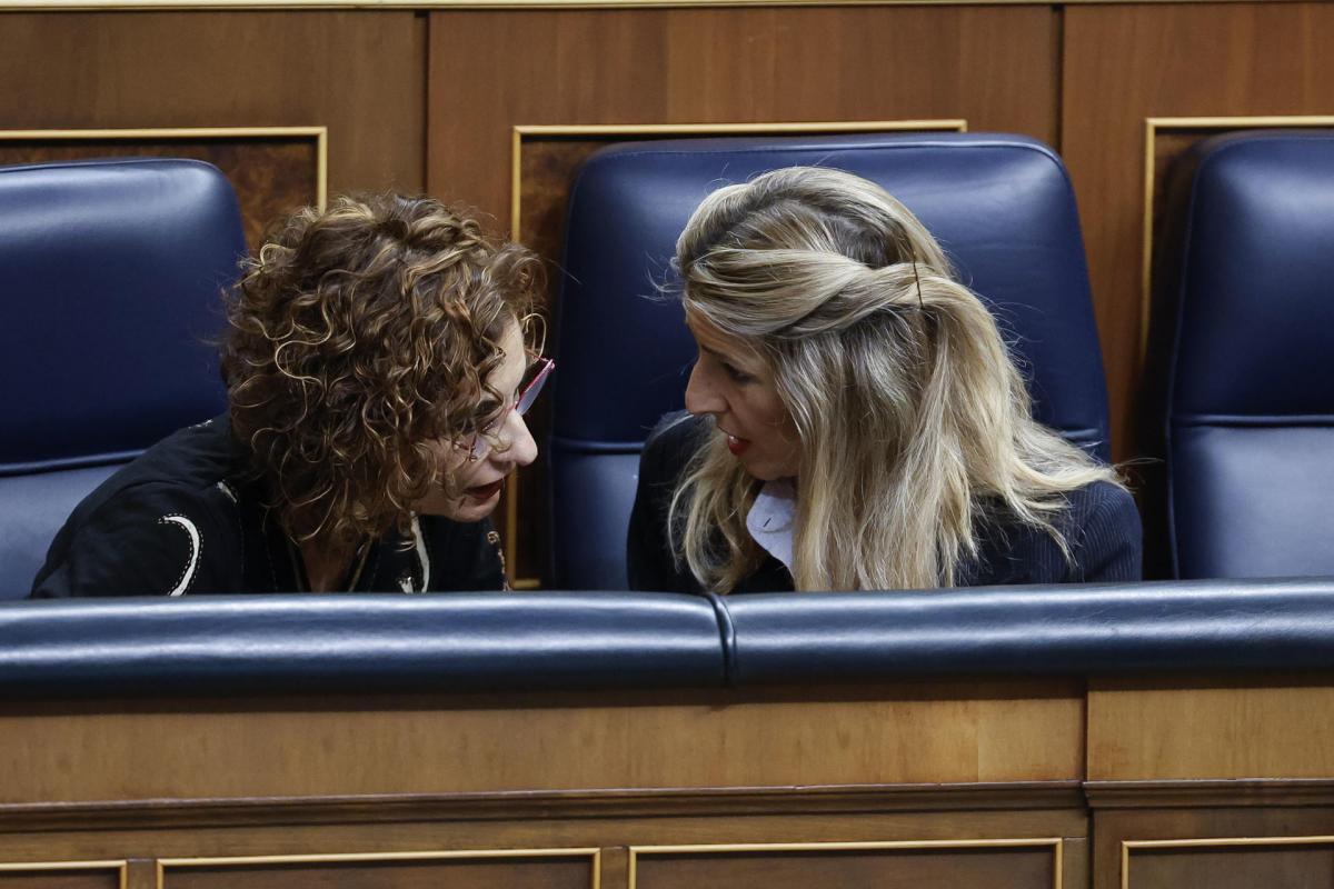 María Jesús Montero y Yolanda Díaz en el pleno del Congreso de los Diputados de este jueves.
