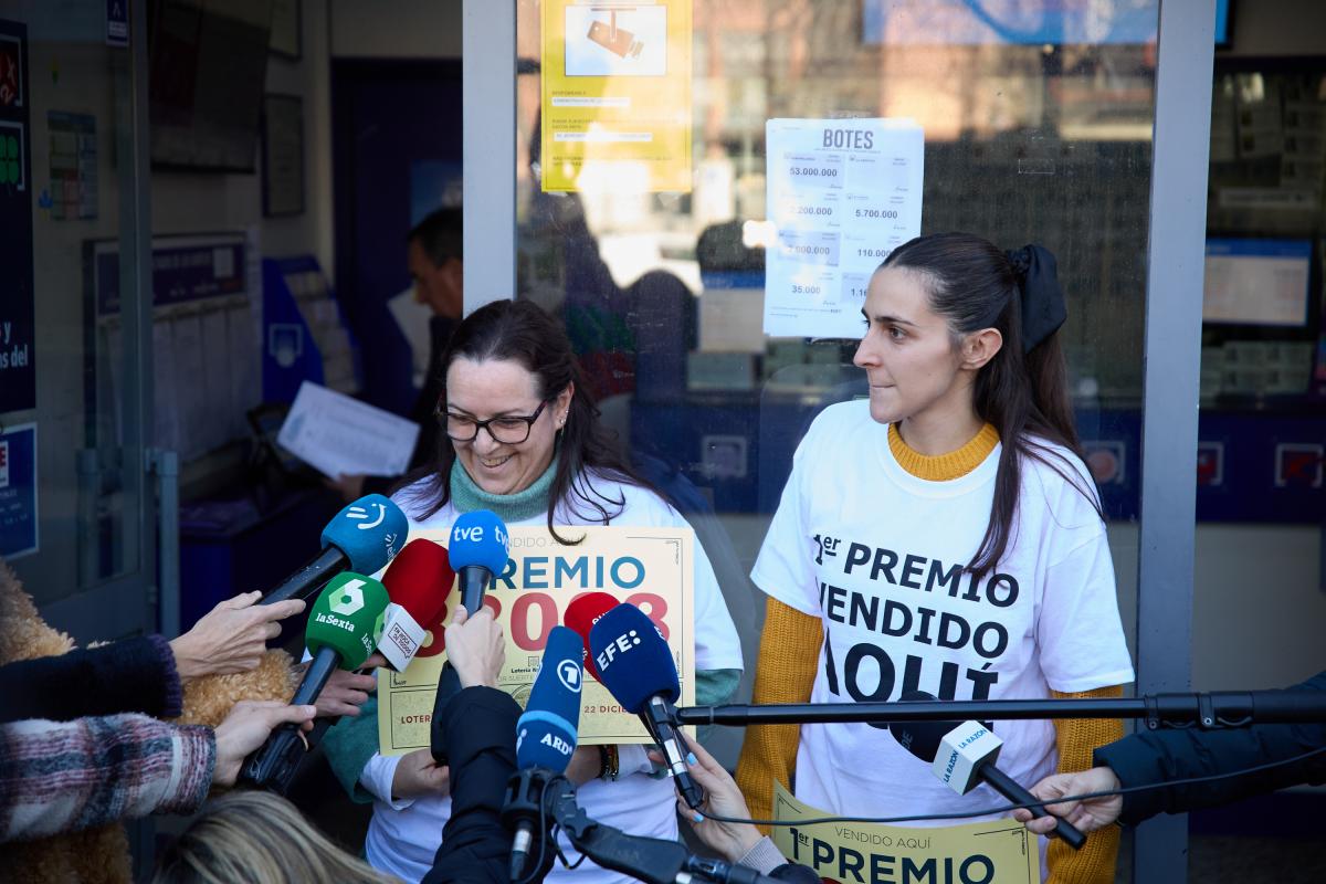 Rocío Arias, atendiendo a los medios tras dar 200 millones de euros del Gordo, el 22 de diciembre de 2023.