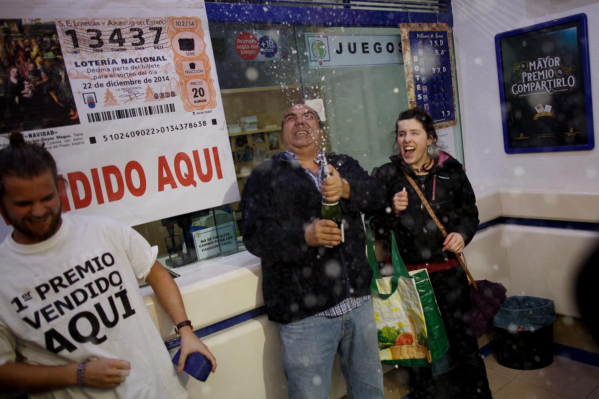 Una administración celebrando que han vendido El Gordo de la Lotería de Navidad, en una imagen de archivo.