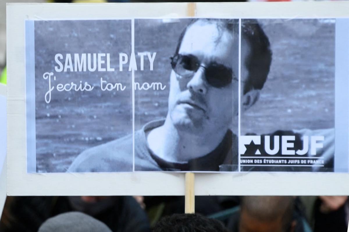 Cartel en homenaje y recuerdo del profesor asesinado Samuel Paty