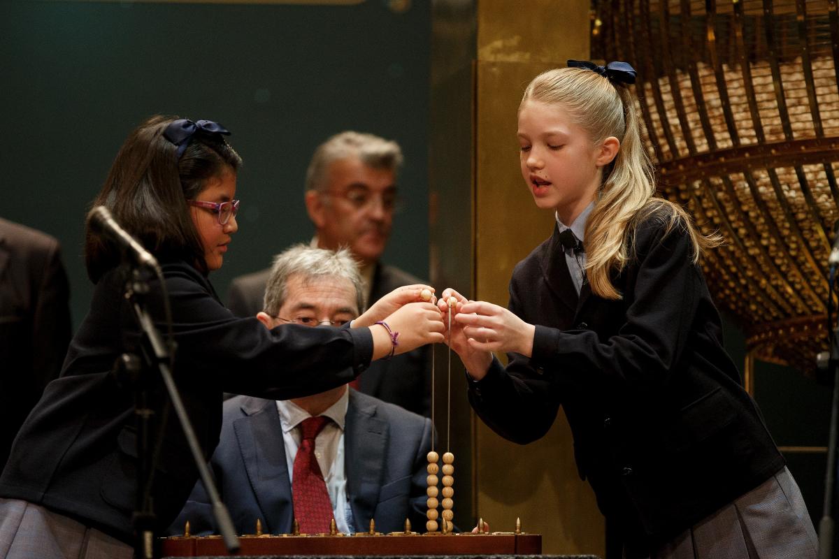 Dos niñas de San Ildefonso cantando los premios.