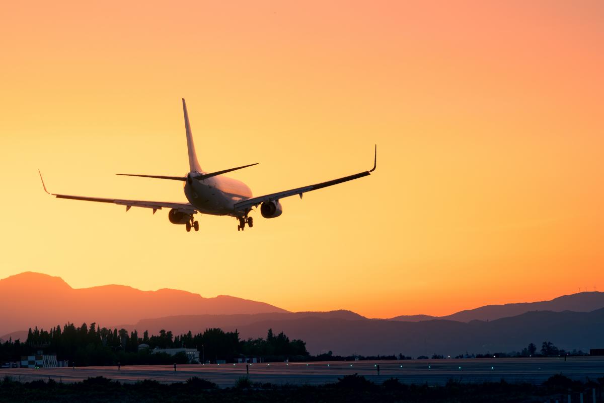 Foto de archivo de un avión aterrizando en un aeropuerto.