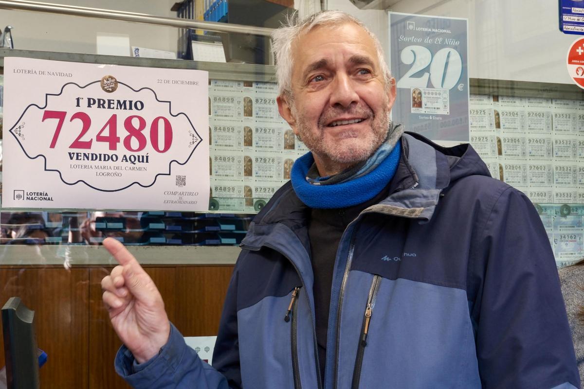 El actor riojano del anuncio de este año de la Lotería de Navidad, Amadeo Marín, señala el número premiado con El Gordo.