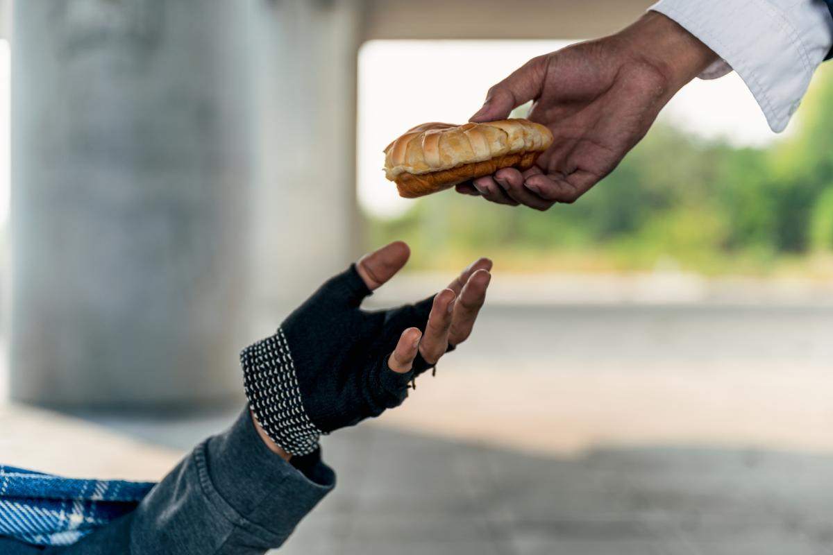 Foto de archivo de una persona viviendo en la calle.
