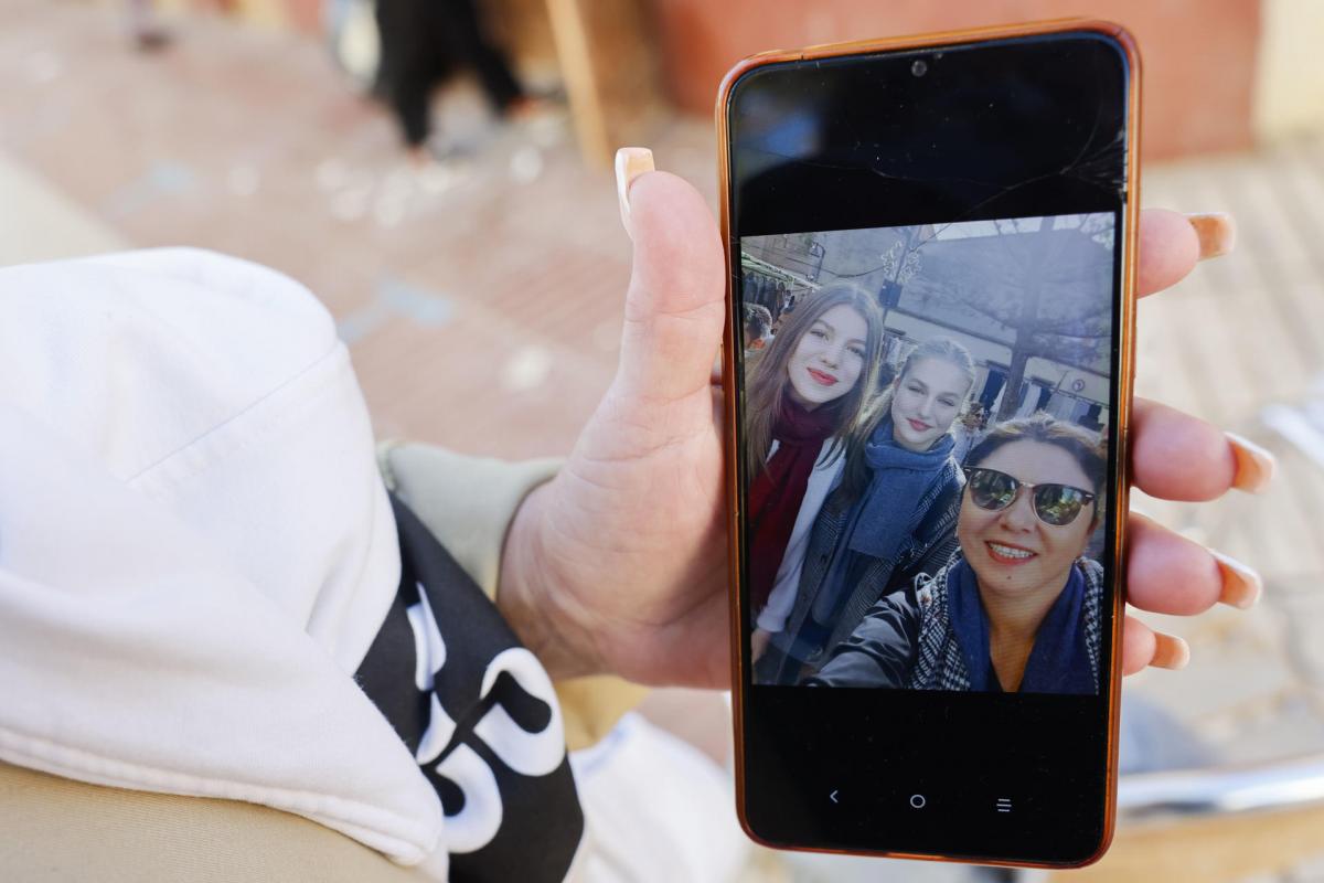 Una vecina de Catarroja muestra una foto con los reyes en su smartphone.
