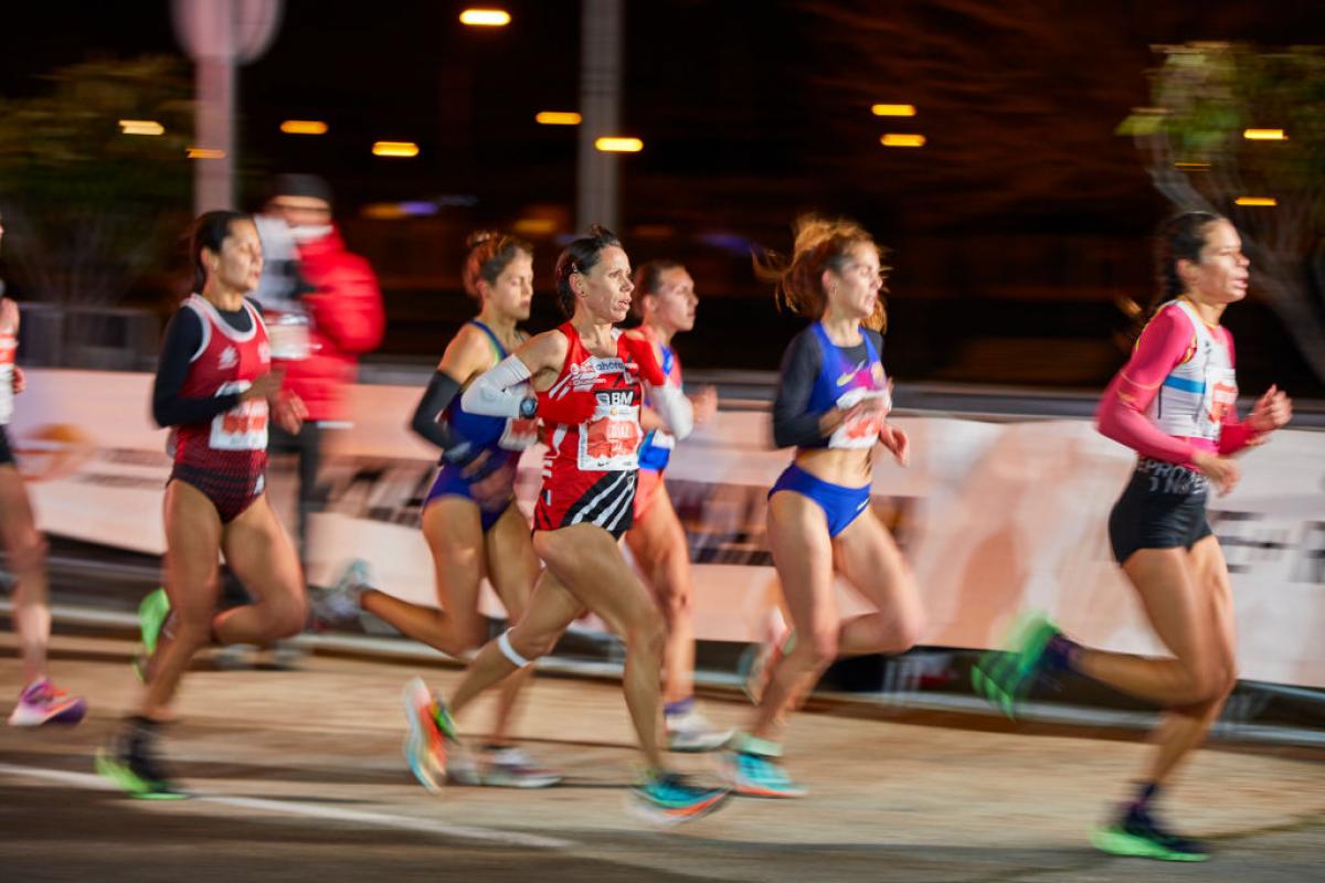 Unas mujeres corren la San Silvestre Vallecana en 2021.