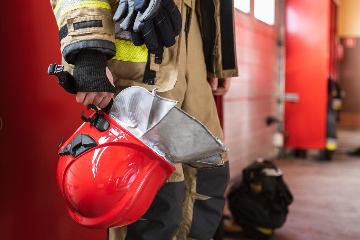 Imagen de archivo de un detalle de un uniforme de un bombero.