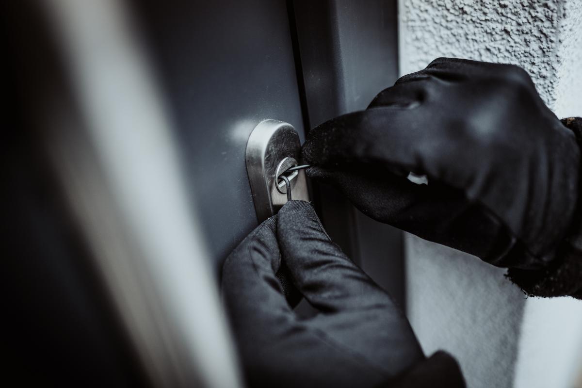 Imagen de una persona forzando una cerradura.