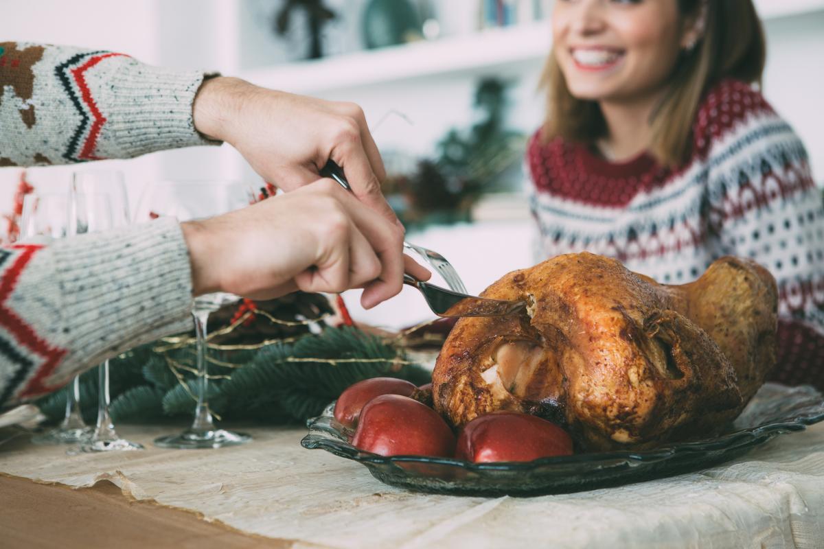 Imagen de una persona trinchando el pavo.