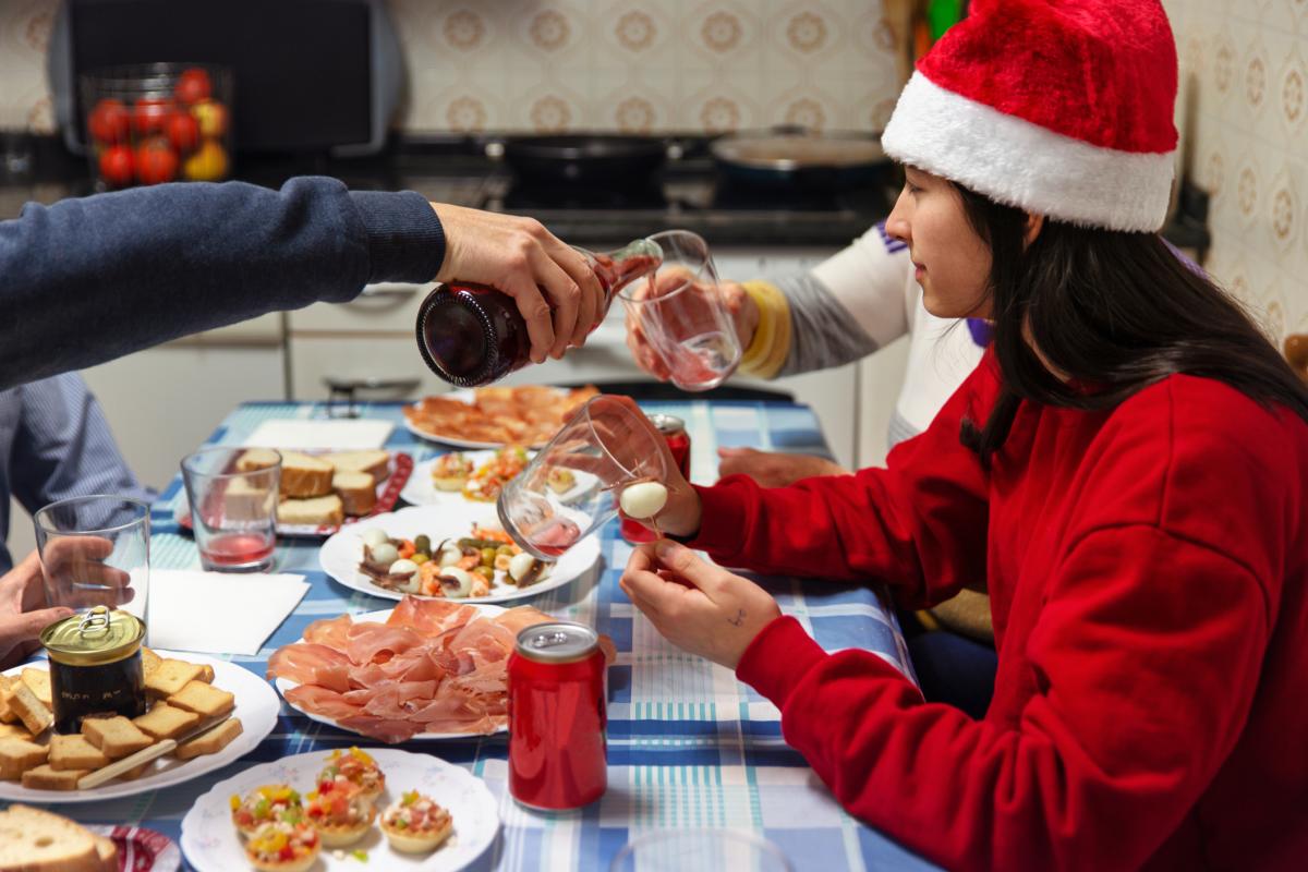 Cena de Nochebuena en un hogar español.