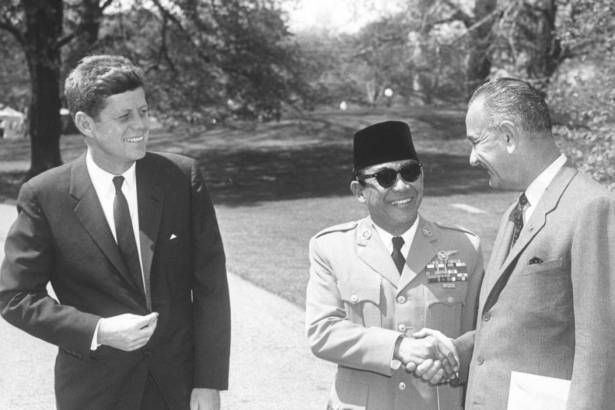 El expresidente de Indonesia Sukarno (a.k.a. Achmed Sukarno, 1901-1970), con el vicepresidente estadounidense Lyndon B. Johnson (1908 - 1973) y el presidente John F. Kennedy (1917-1963) en una visita en Washington DC (EEUU).