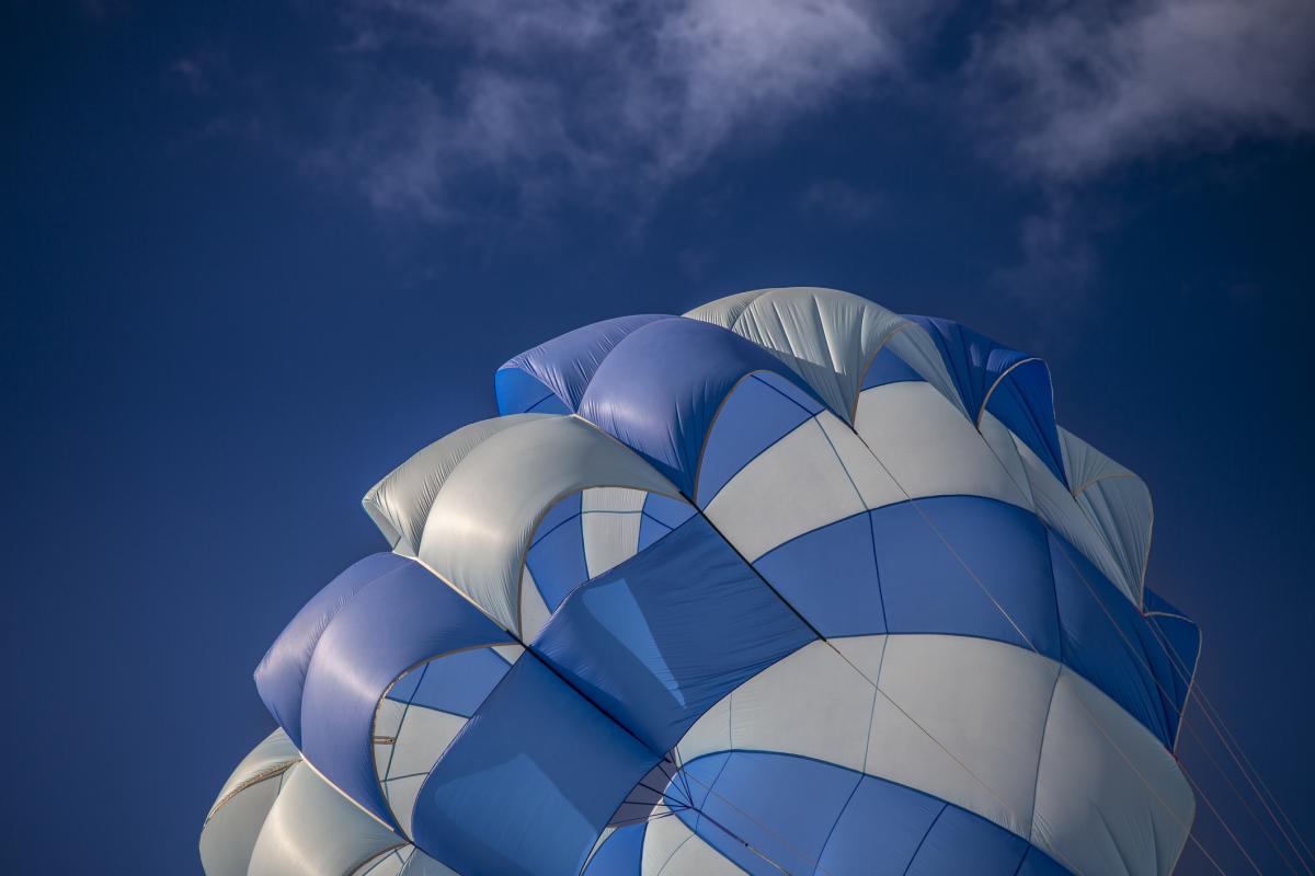 Imagen de archivo de un detalle de un paracaídas.