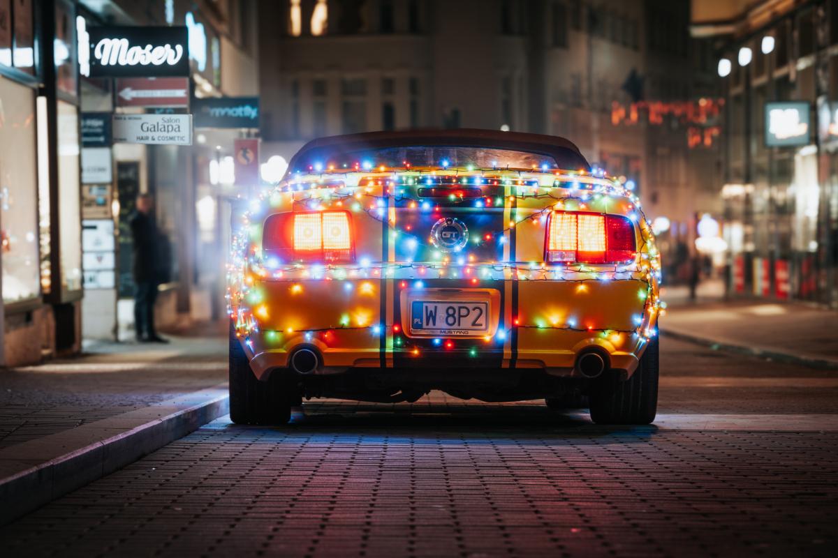 Imagen de archivo de un Ford Mustang decorado con con guirnaldas y luces navideñas.