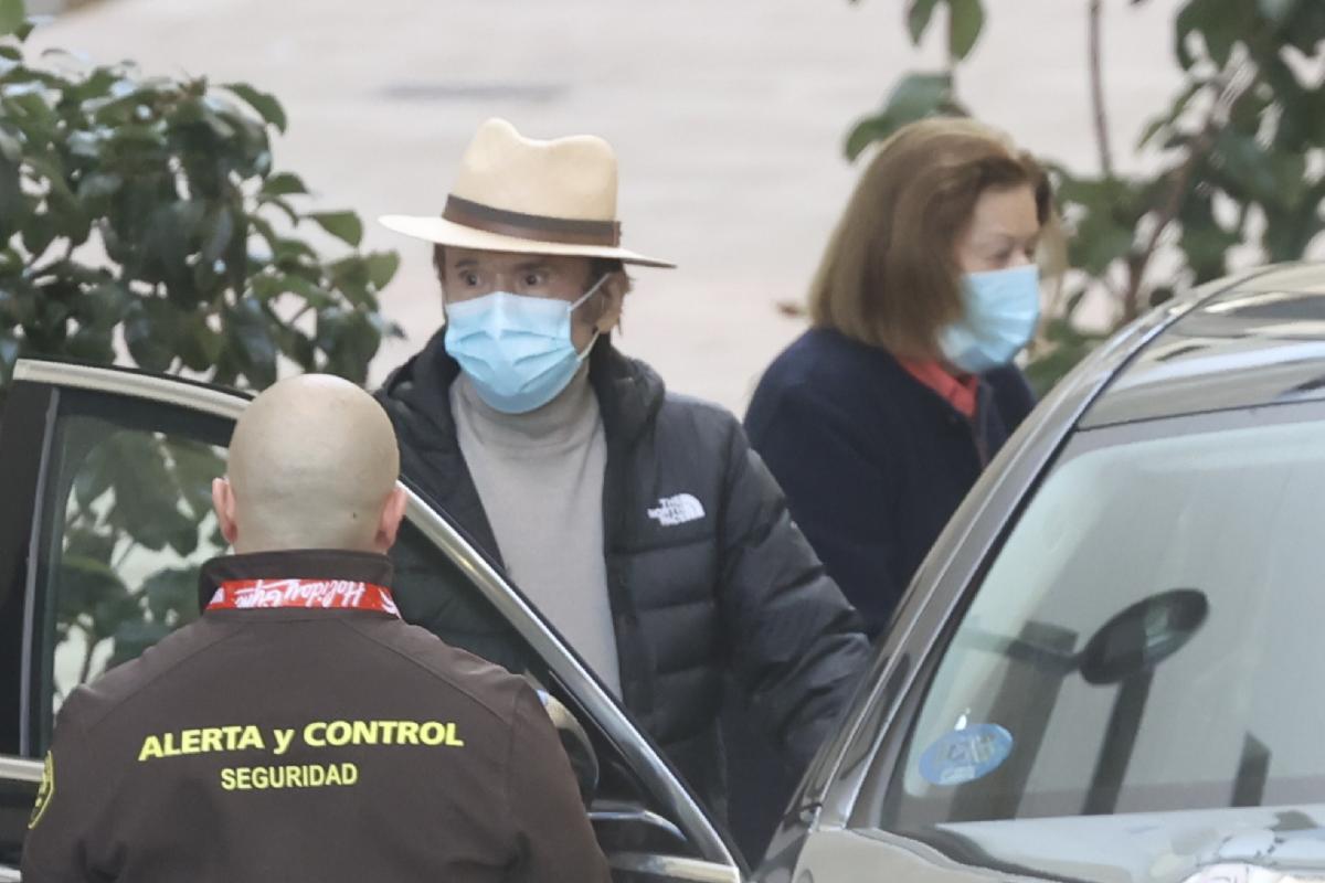 Raphael y su mujer montan en el coche que les ha trasladado a su casa.