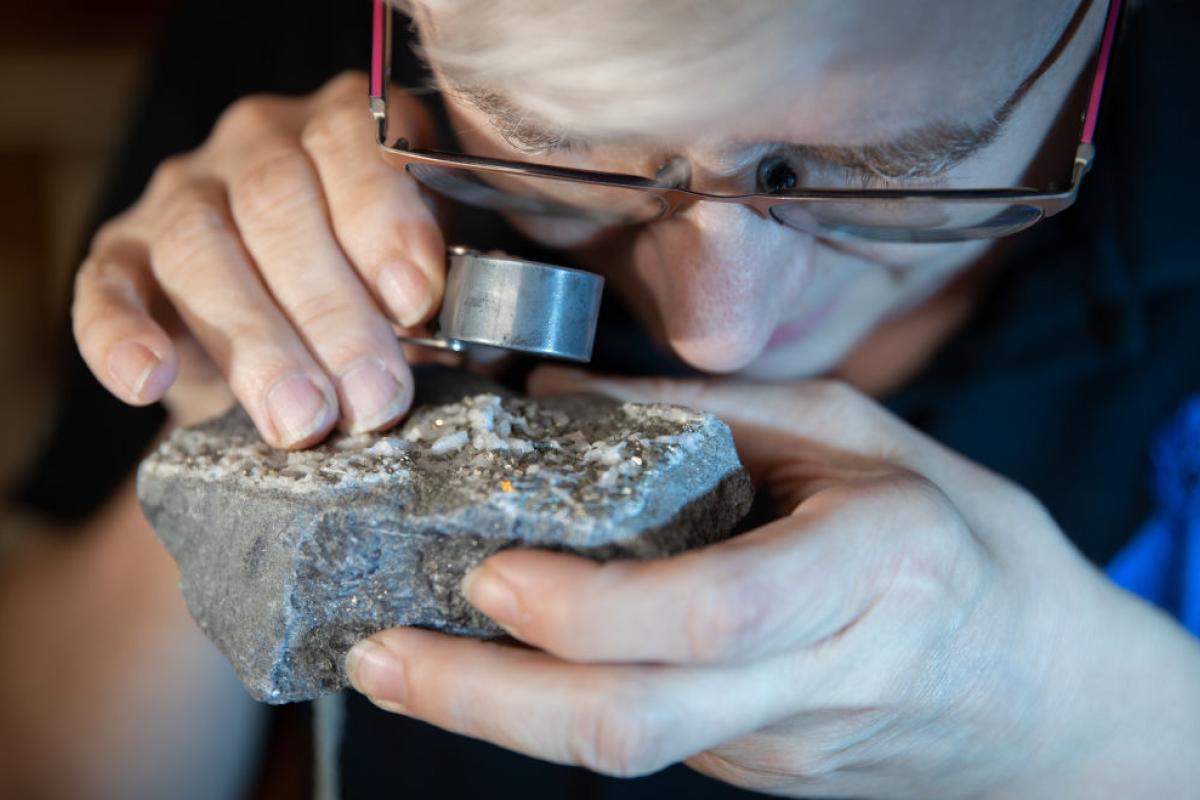 Un geólogo estudia unos restos de pirita en una imagen de archivo