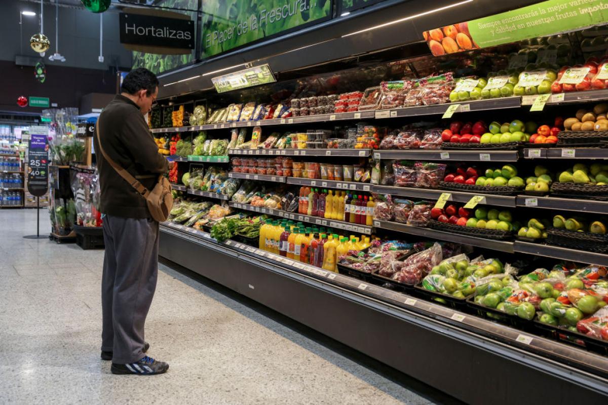 Un hombre estudiando su compra en el supermercado