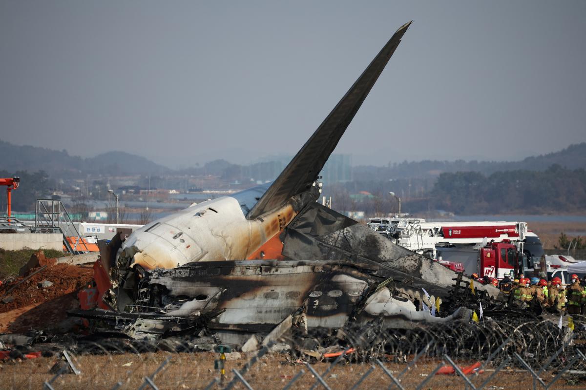 El avión accidentado en el aeropuerto de Muan, Corea del Sur.
