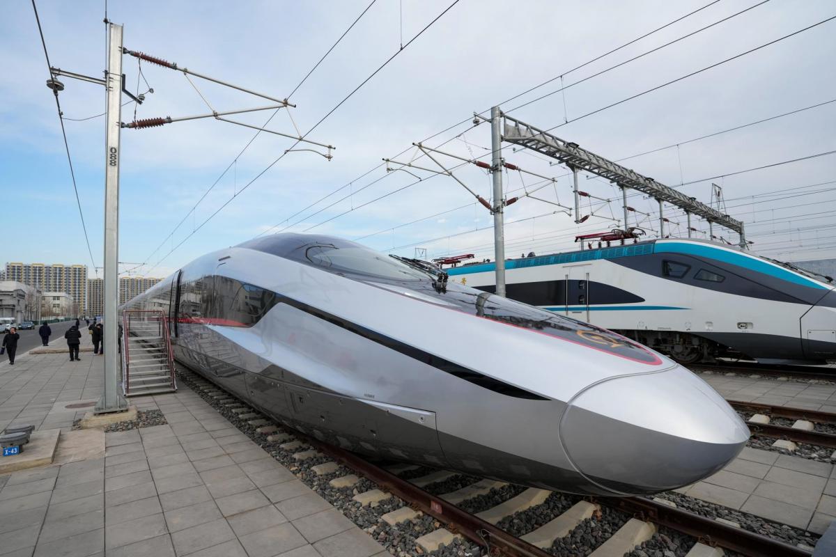 El tren bala CR450, el hyperloop de China, en una estación de Pekín.