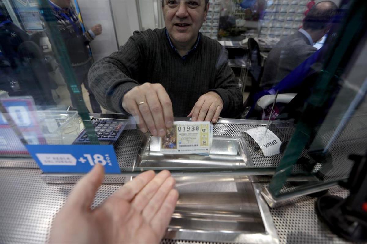 Una persona comprando Lotería del Niño en Bilbao.