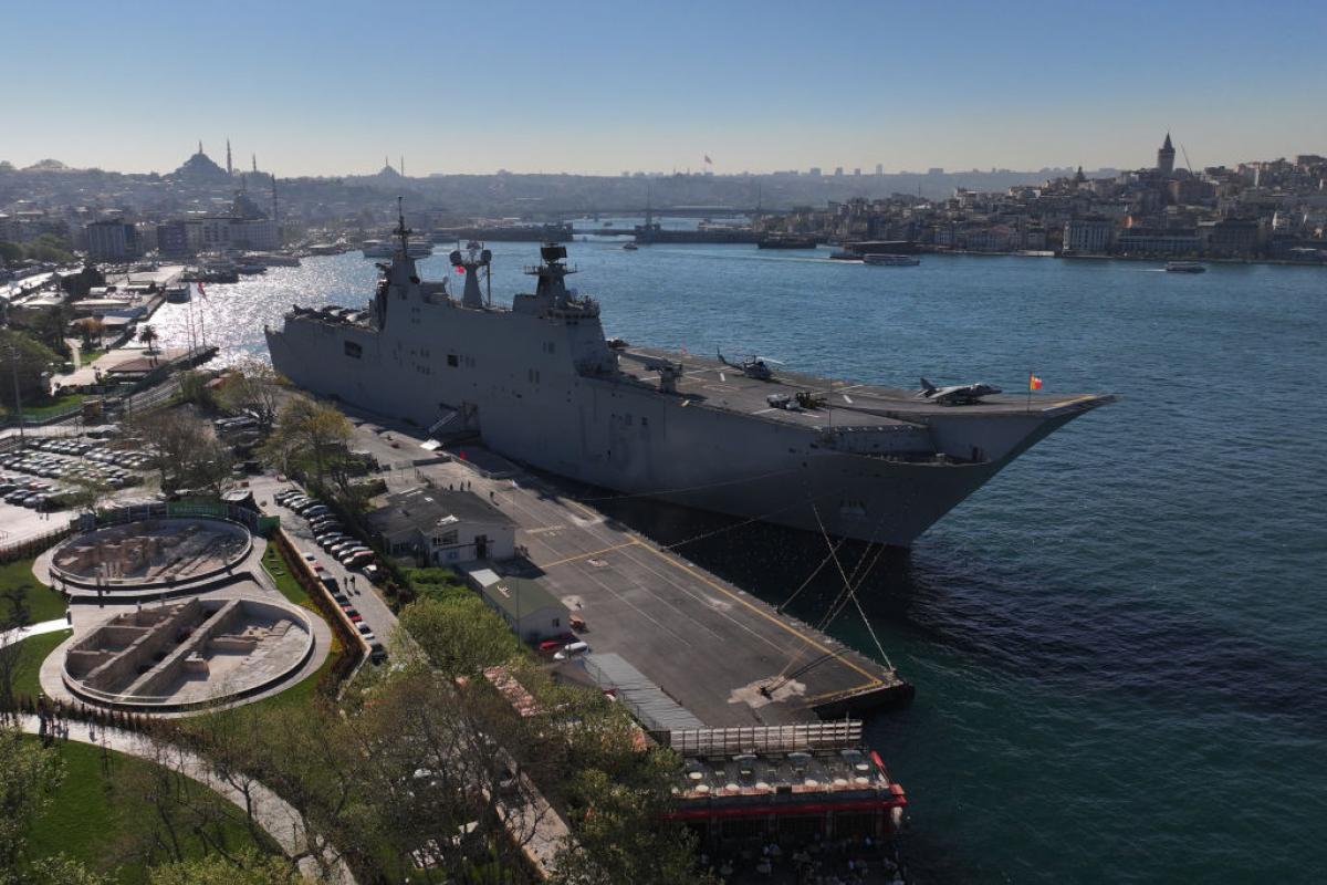El LHD 61 Juan Carlos I, atracado en Estambul el pasado mes de abril.