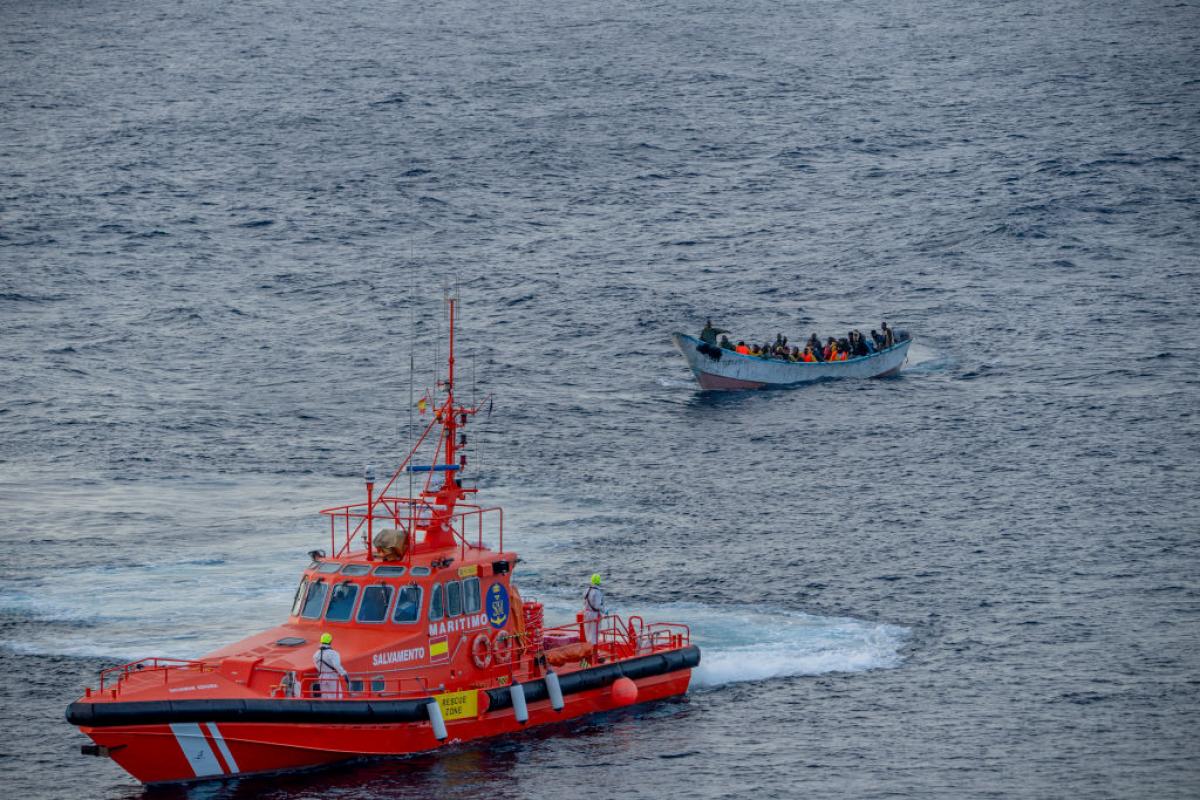 Un cayuco llega a las costas de El Hierro, en las Islas Canarias.