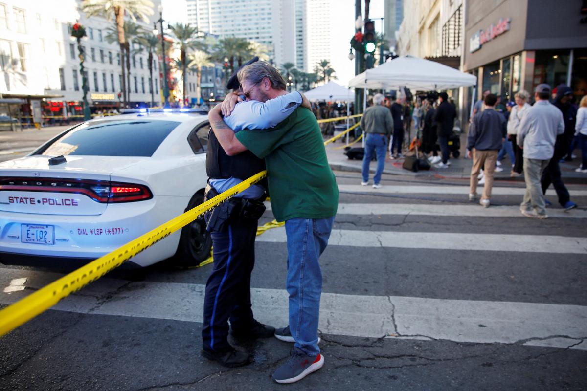 Un hombre se abraza a un policía de La Vegas en la zona en la que se produjo el ataque terrorista que se ha cobrado la vida de 15 personas.