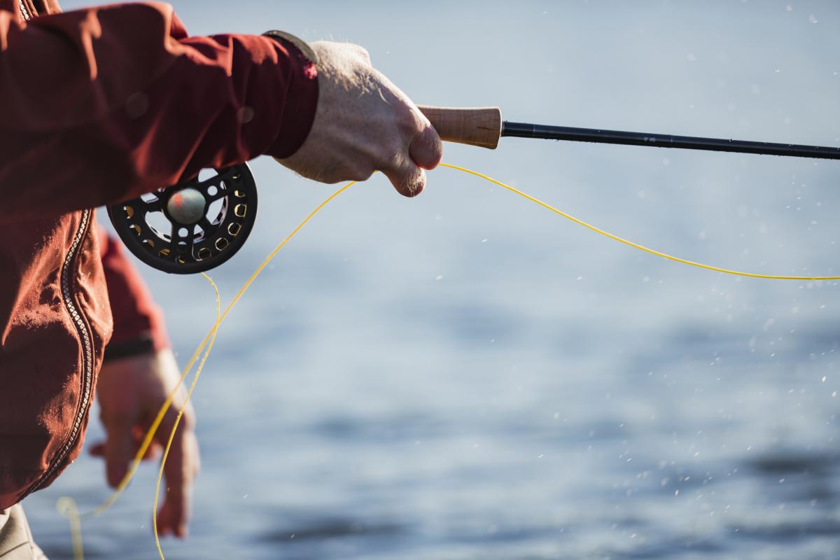 Una persona pescando, en una imagen de archivo
