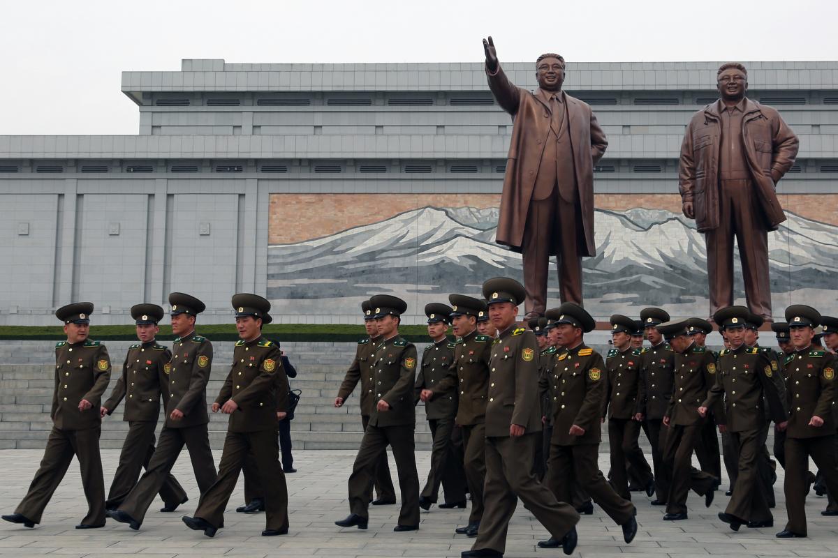 Soldados norcoreanos visitan Pyongyang, en Corea del Norte.