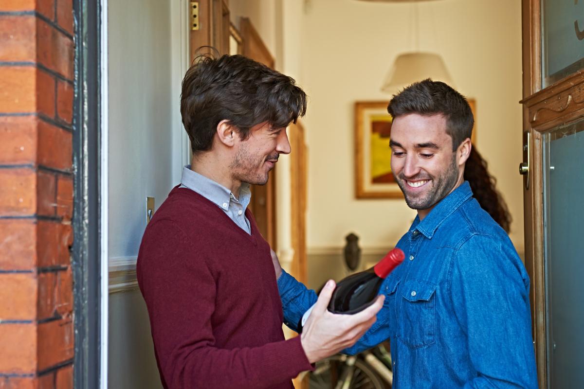 Una persona regalando vino.