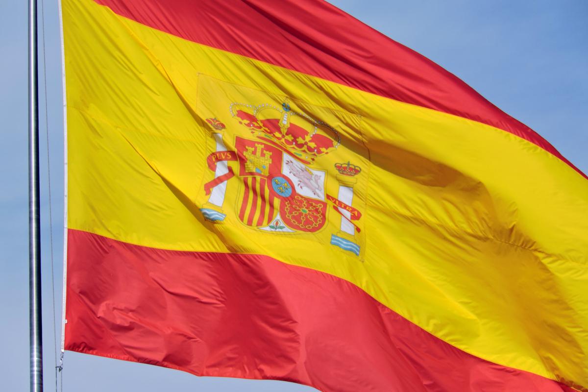 Bandera de España izada.