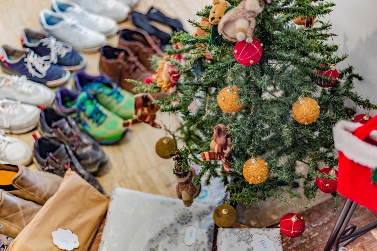 Zapatos bajo el árbol de Navidad.