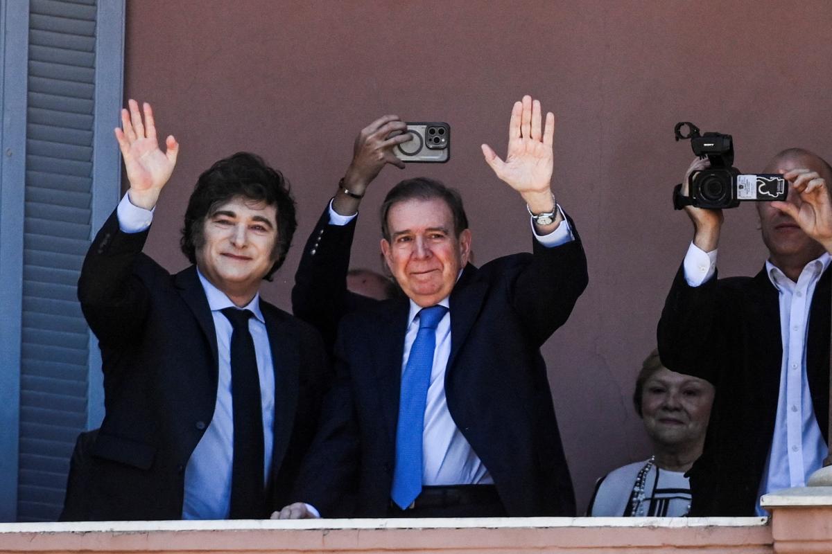 Edmundo González, junto a Javier Milei, saluda desde la Casa Rosada.