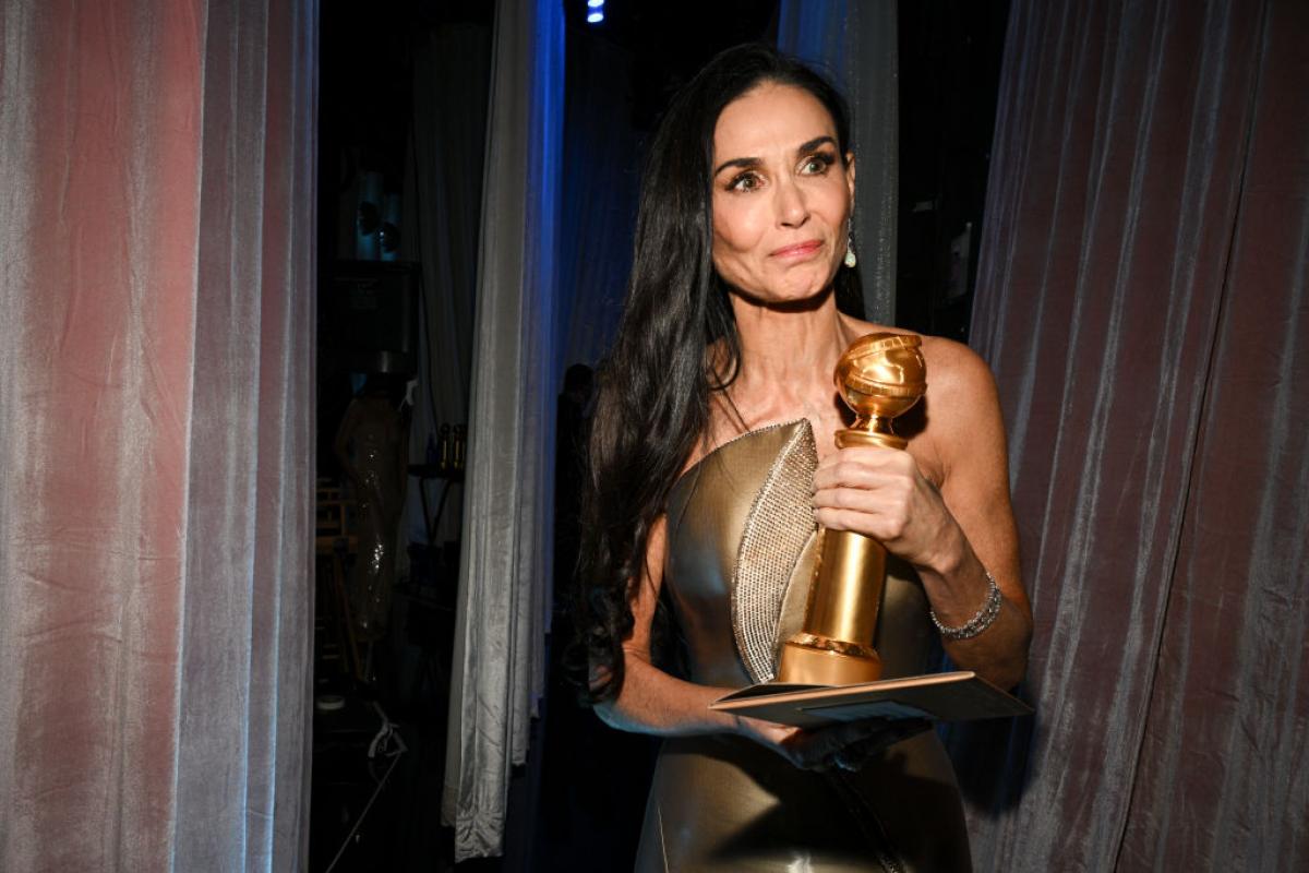 La actriz Demi Moore, con el primer Globo de Oro de su carrera.