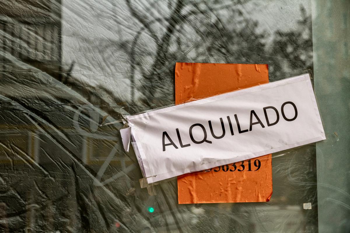 Aviso de piso alquilado.