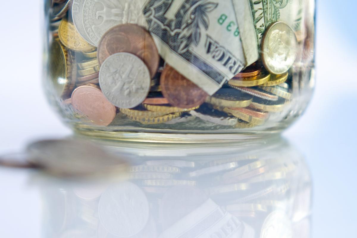 Imagen de archivo de un detalle de un bote de propinas.