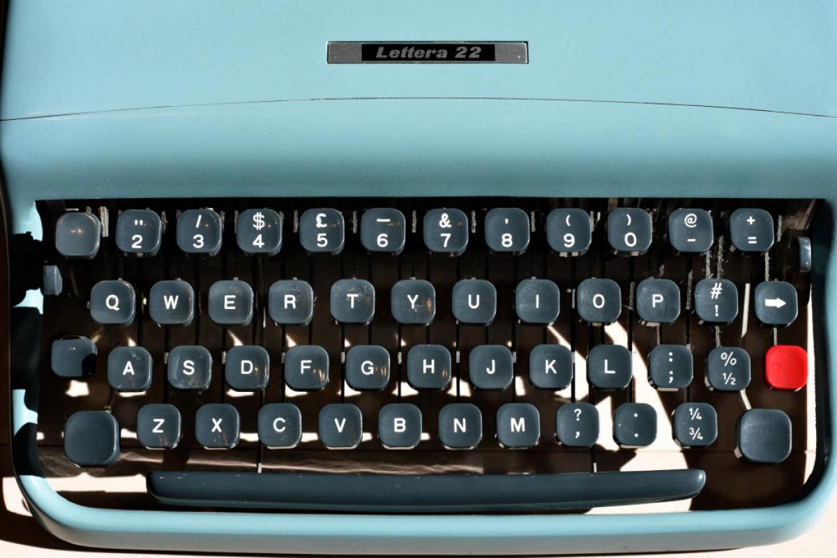 Imagen de archivo de una máquina de escribir Olivetti Lettera 22, de la década de los 50, en una tienda en Santa Fe, Nuevo México (EEUU).