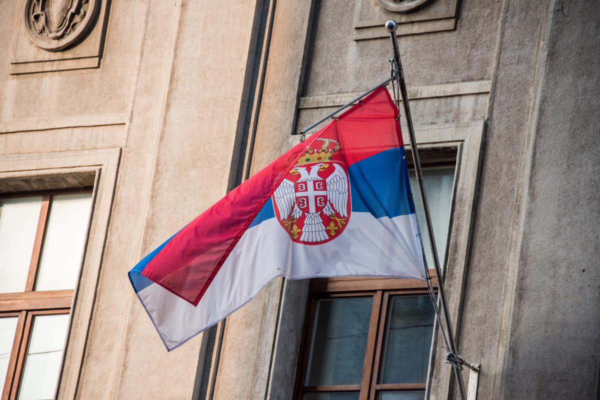 Una bandera serbia cuelga de un edificio en Belgrado, su capital.