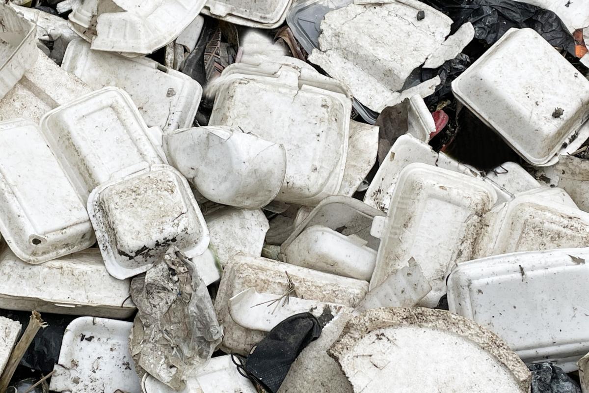 Imagen de archivo de desechos de plástico poliestireno.