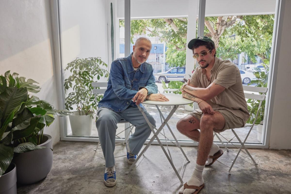 Bad Bunny con Zane Lowe en un momento de la entrevista.